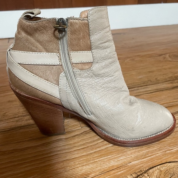 Lucchese cream ostrich skin with calf hair. Size 6.5 - Picture 3 of 5